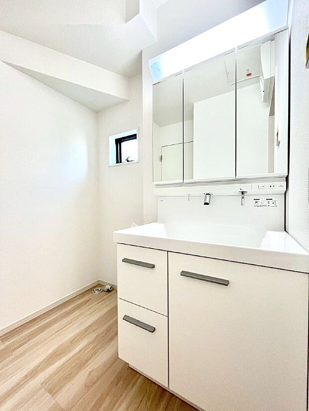 明るい洗面所は毎朝の身支度も楽しくできちゃいそうです。