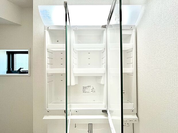 三面鏡の裏に、化粧品や衛生用品などを収納可能。洗面台をすっきりと保ちます！