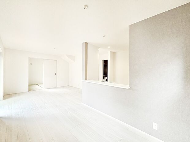 明るい陽光が注ぎ、寛ぎの雰囲気に満たされるリビング・ダイニング。 