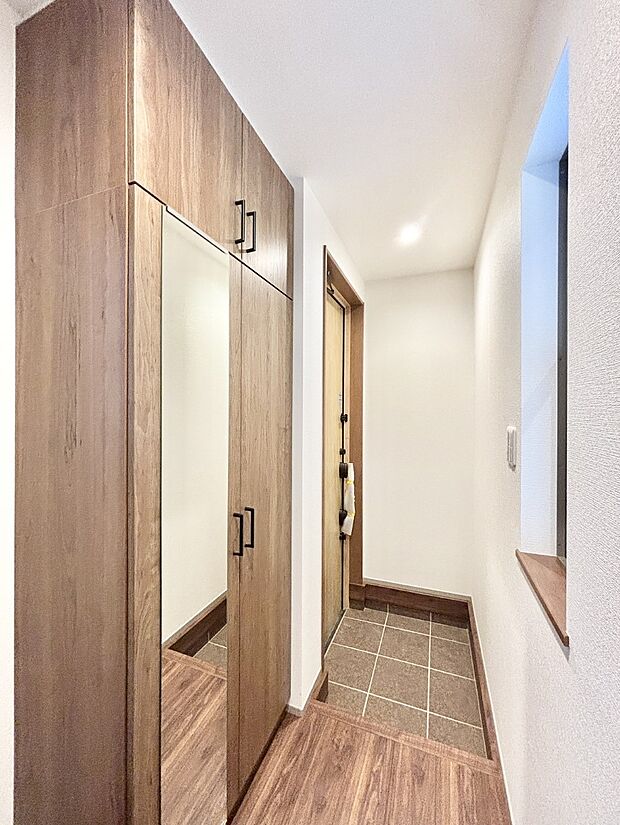 ミラー付きシューズボックスはお出かけ前の身だしなみチェックに便利