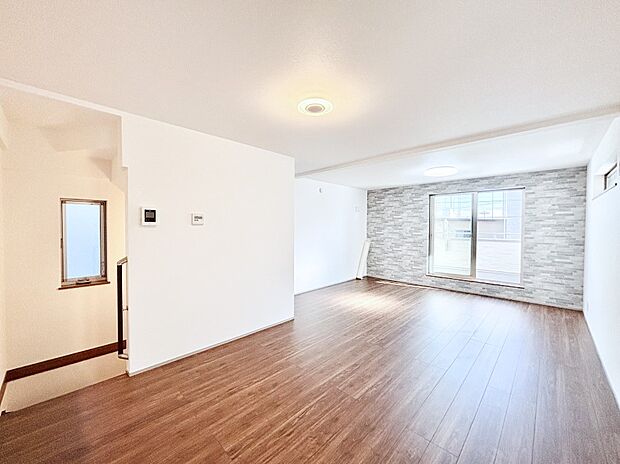 大きな窓からたっぷりの陽光と風を感じられるリビング