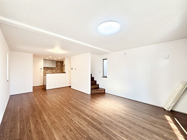 床暖房付き広々リビングは家族みんなの快適空間！家族のつながりを強くする大事なスペースです。 