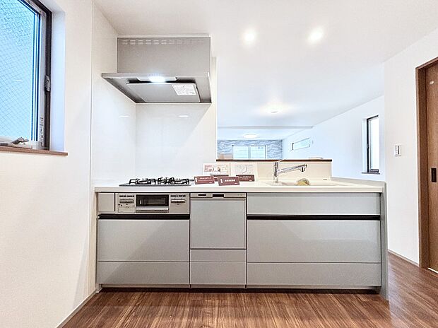 リビングを見渡せる人気のカウンターキッチン。 家族を見守りながら家事をすることができます。