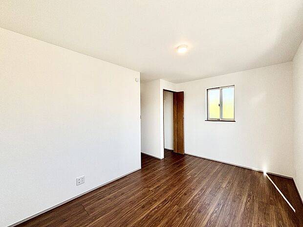 全居室収納付き。窓からのやさしい光が心地よいプライベートルーム。 