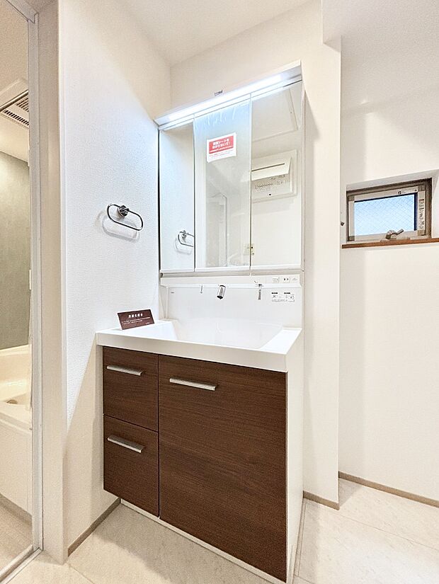 大きく見やすい三面鏡で清潔感ある洗面台は、身だしなみチェックや肌のお手入れにおすすめです。 