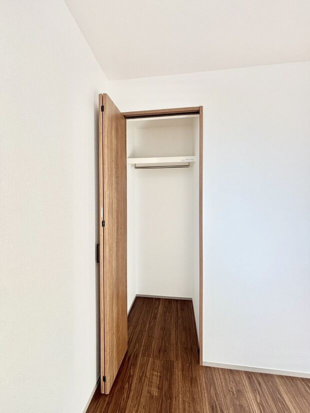 洋室のクローゼット。奥行きがあるので厚手の衣類もすっきり収まります。