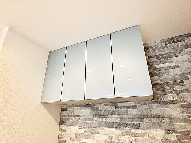 キッチン背面上部の吊戸棚には 使用頻度の低い調理器具などを収納できます。