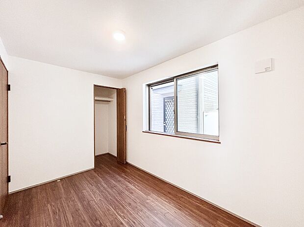 1階のサービスルームは個室として利用できます。二面採光＆収納付き。