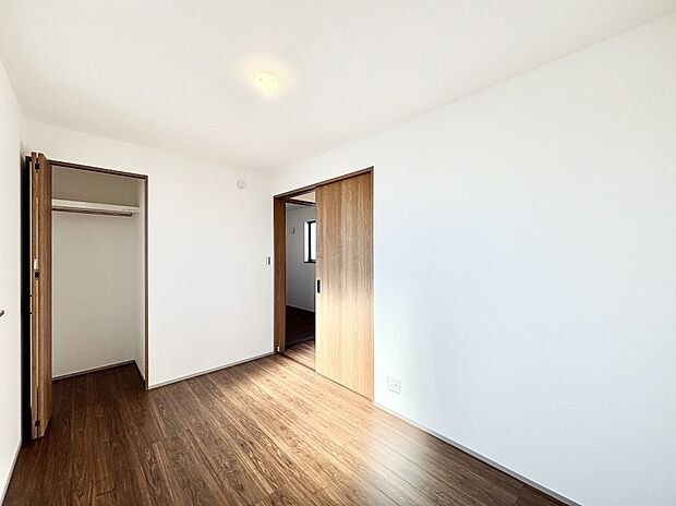 3階5帖の洋室。どんなお部屋にするかとっても楽しみですね！ 