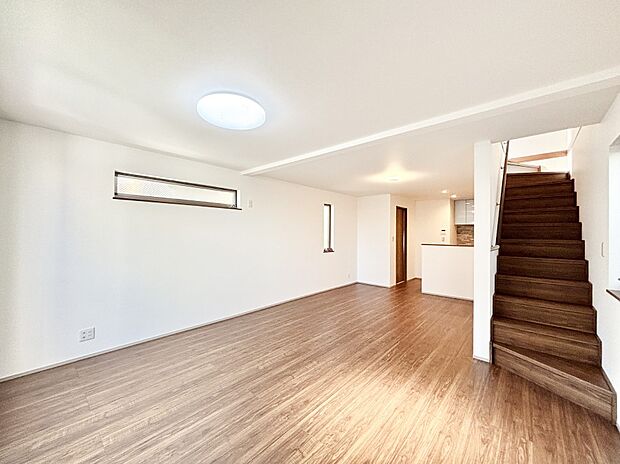 内装「ただいま」「おかえり」家族とのコミュニケーションが深まるリビングイン階段。 