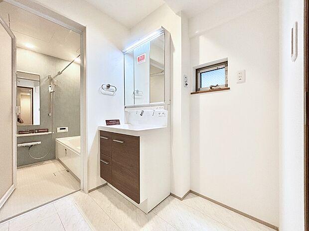 小窓がついているので湿気の多い場所でも換気が十分行えます。毎日の身支度を気持ち良く！