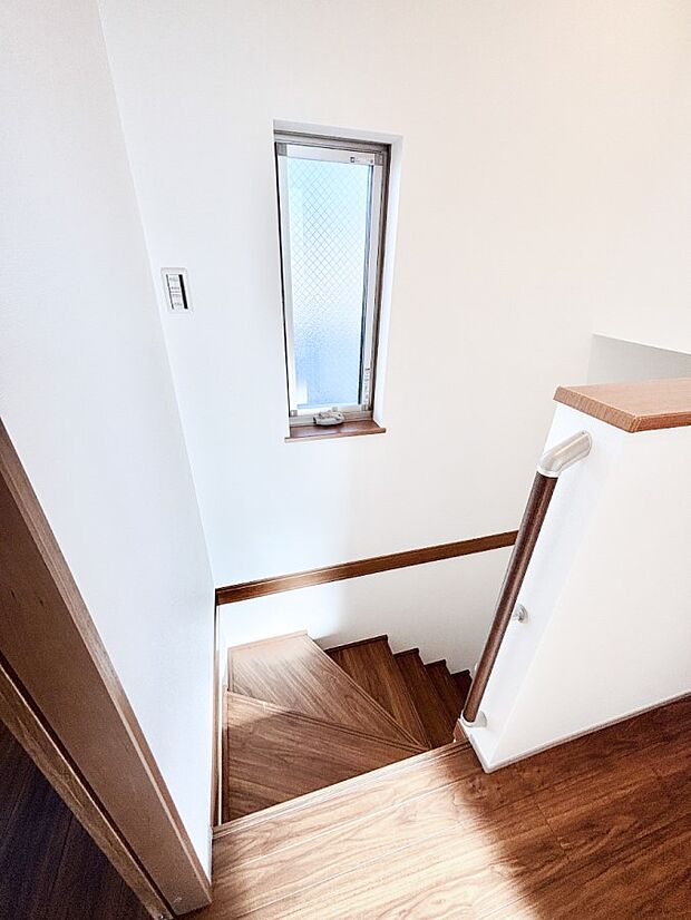 階段は手すり付きなので小さなお子さまやご高齢の方も安心です  