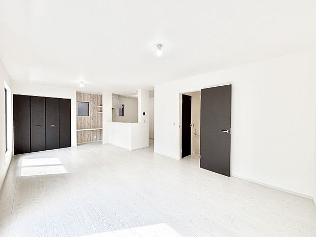 ご家族の賑やかな話し声で包まれる明るいリビング