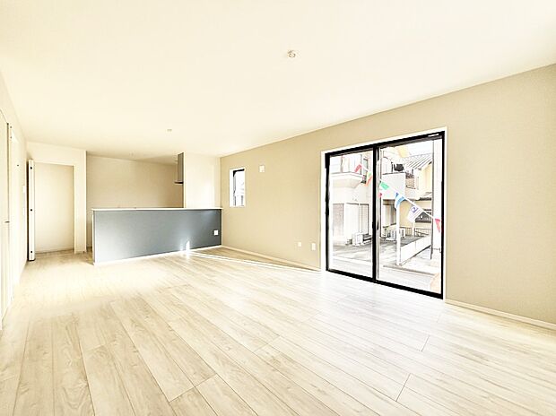 ご家族の賑やかな話し声で包まれる明るいリビング