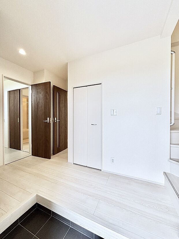 明るい玄関はお客様をお出迎えするのにぴったりです!