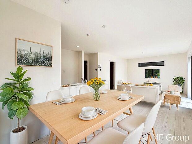 ご家族の賑やかな話し声で包まれる明るいリビング ※家具はCGです