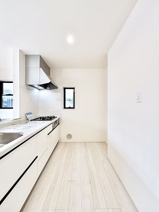 爽やかな風が通り抜けるキッチン。窓があるので明るく換気にも役立ちます。