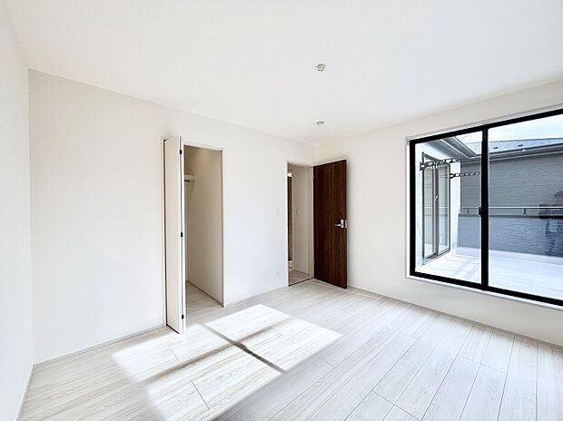 ウォークインクローゼットがあるお部屋。季節ごとの入れ替えも不要で便利です!