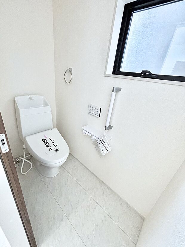 換気用小窓があり、明るく清潔な空間です。