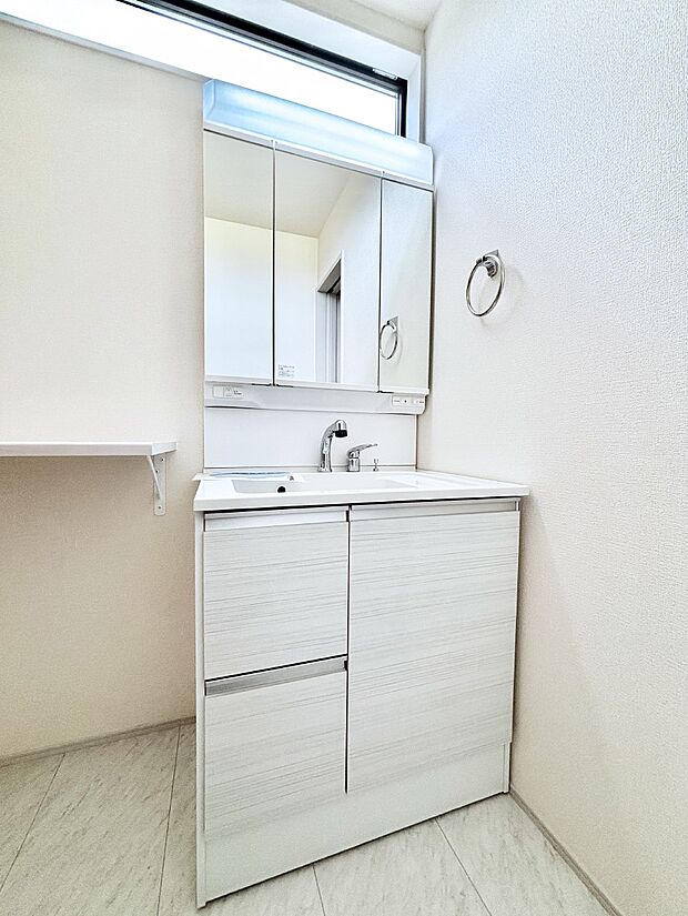 大きく見やすい三面鏡で清潔感ある洗面台は、身だしなみチェックや肌のお手入れにおすすめです。