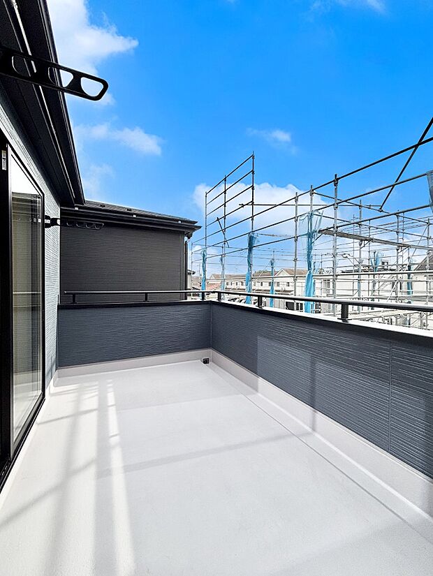 ゆったりバルコニーだから沢山お洗濯ものを干せます。