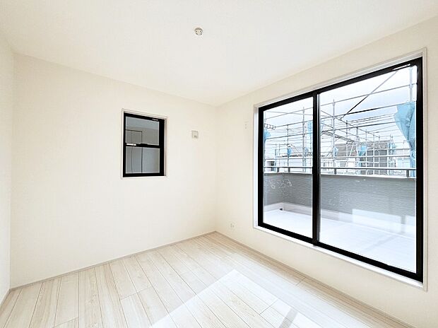 明るいバルコニーサイドに洋室を設置。目覚めの良い寝室に。