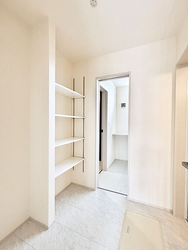 洗面台スペースと洗濯機置き場はそれぞれ独立。ご家族が入浴中でも洗面台をご利用できます。