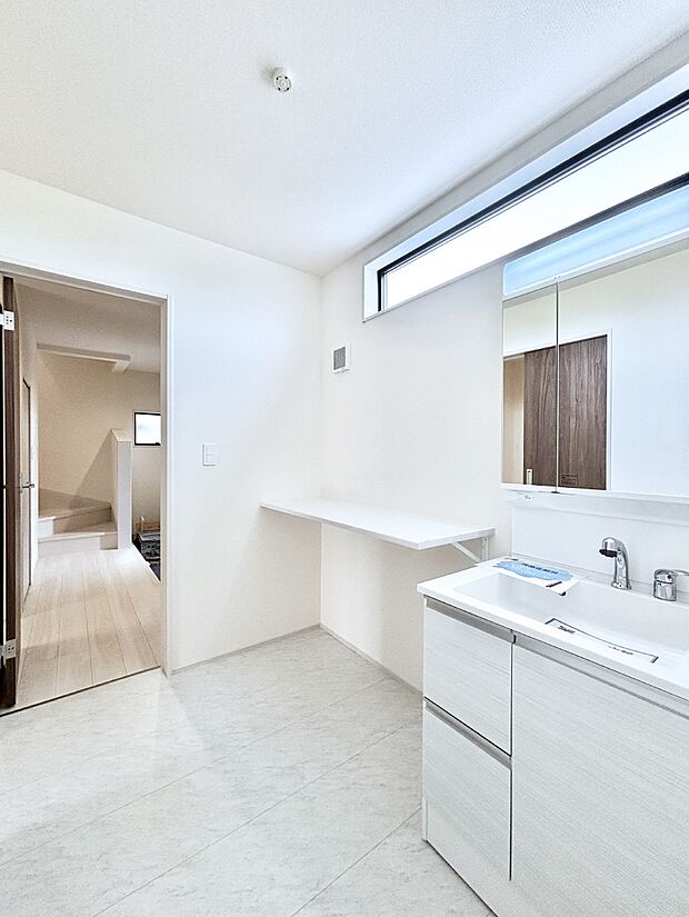 清潔感溢れるホワイトカラーを基調としたランドリースペース