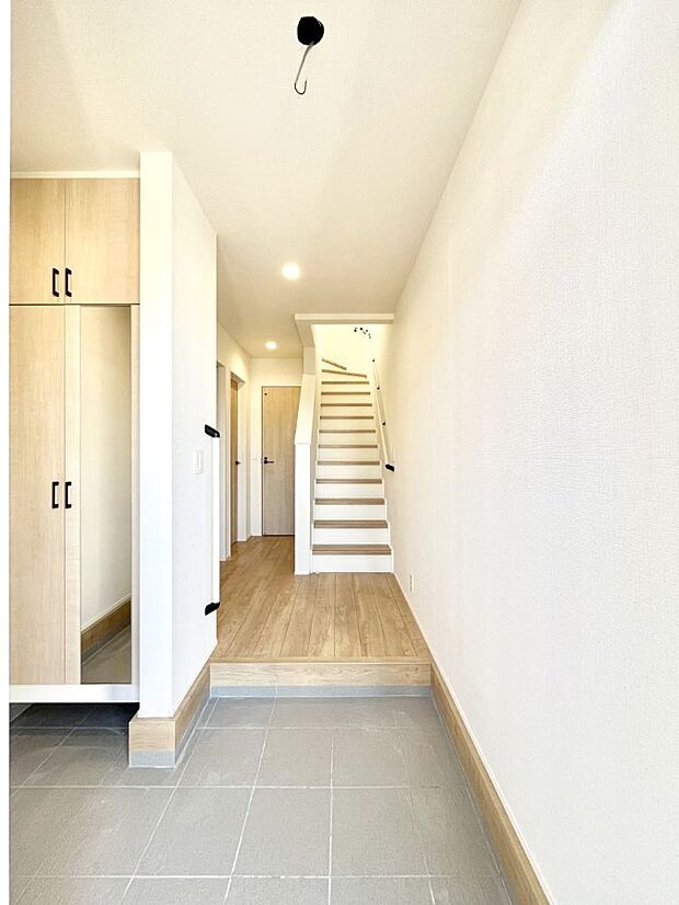 家族の帰宅やお客様をあたたかく迎える玄関  