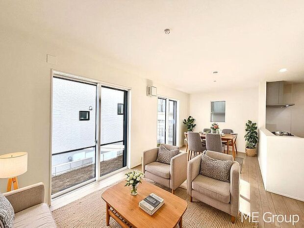 ご家族の賑やかな話し声で包まれる明るいリビング ※家具はCGです