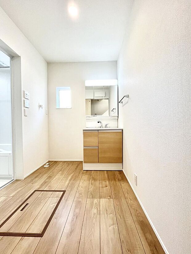 大きく見やすい三面鏡で清潔感ある洗面台は、身だしなみチェックや肌のお手入れにおすすめです。