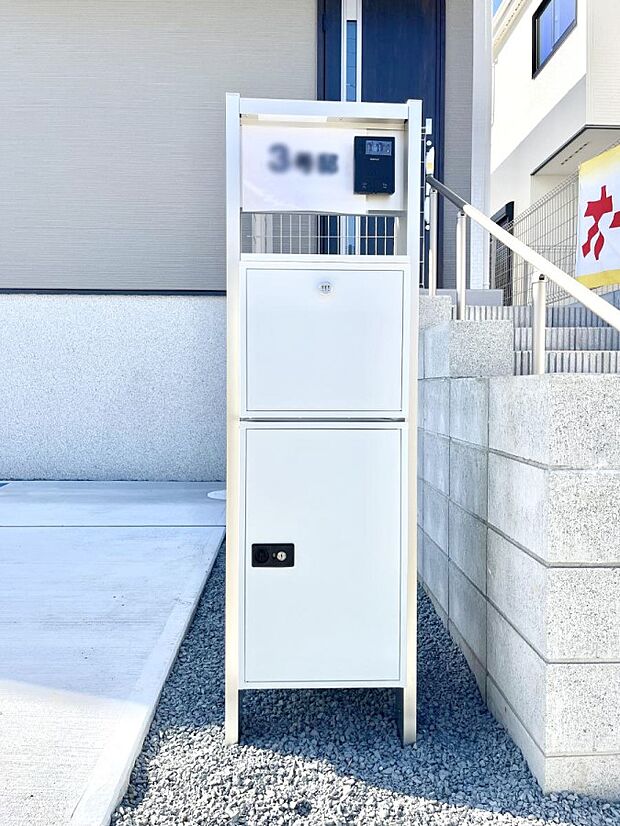 シンプルデザインのポスト。