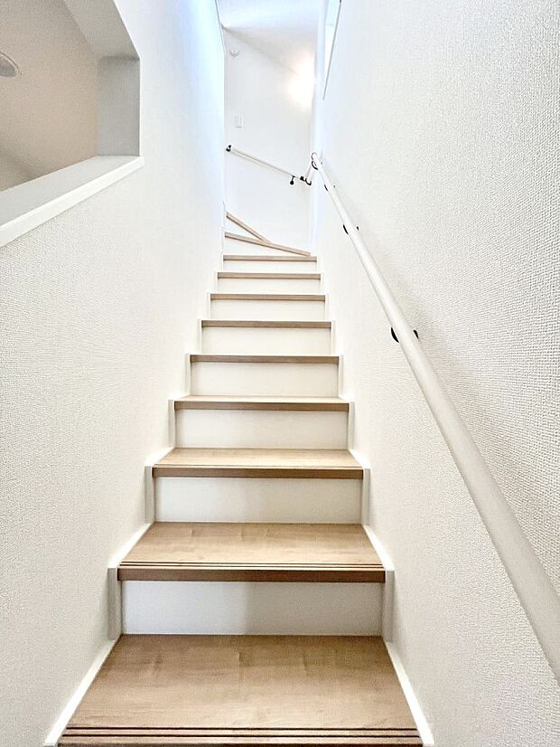 安全性を考慮し階段には手すりを設置しています