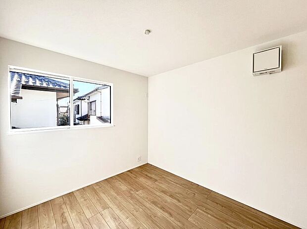 窓からのやさしい光が心地よいプライベートルーム