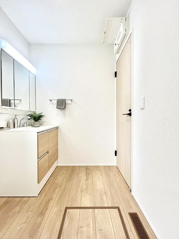 明るい洗面所は毎朝の身支度も楽しくできちゃいそうです。