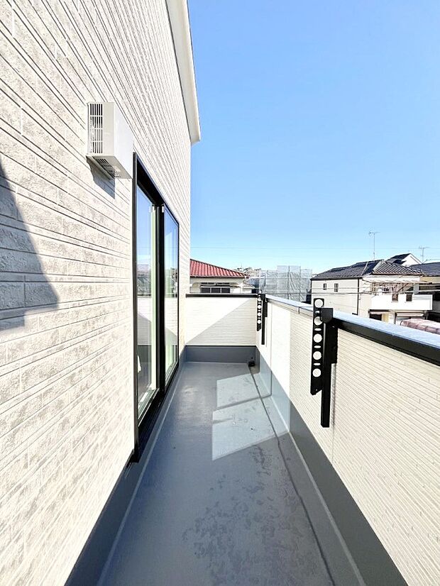 暖かな陽光が降り注ぐバルコニーはお洗濯におすすめ。爽やかな風も心地よいです。 