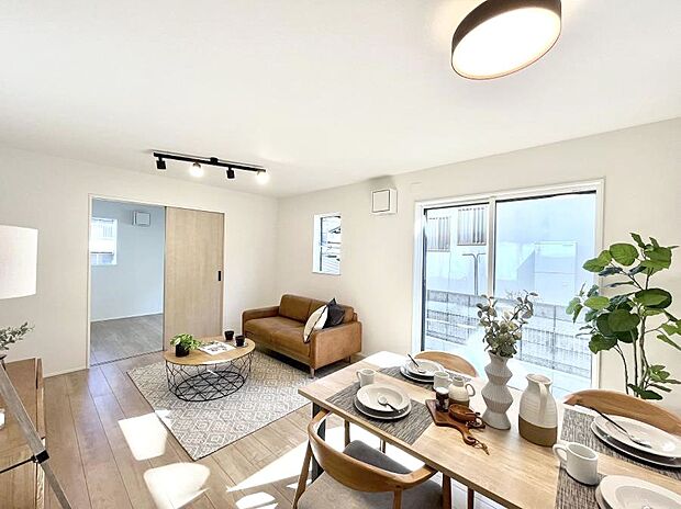 大きな窓からたっぷりの陽光と風を感じられるリビング