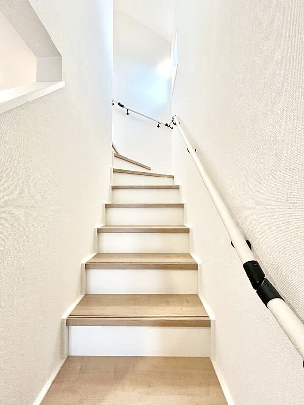 階段は手すり付きなので小さなお子さまやご高齢の方も安心です