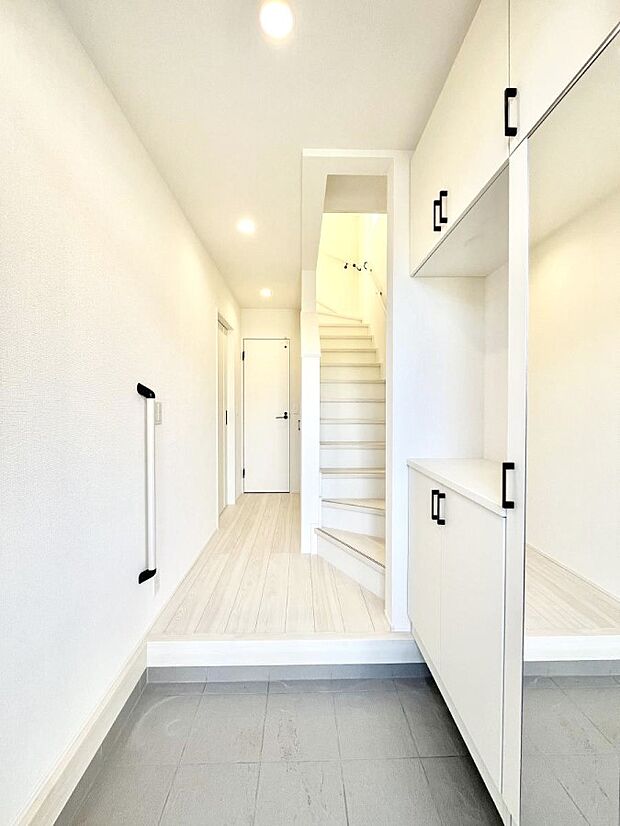 家族の帰宅やお客様をあたたかく迎える玄関  