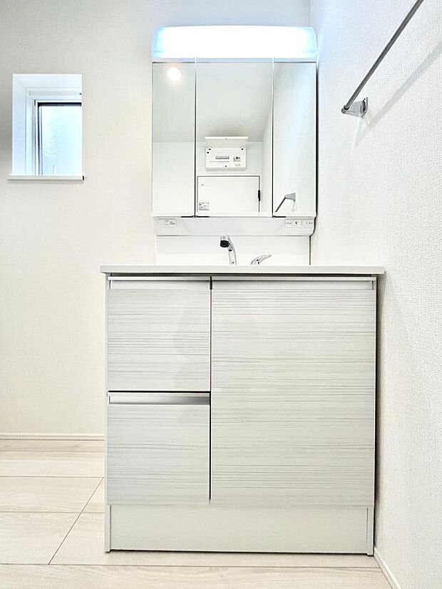 大きく見やすい三面鏡で清潔感ある洗面台は、身だしなみチェックや肌のお手入れにおすすめです。