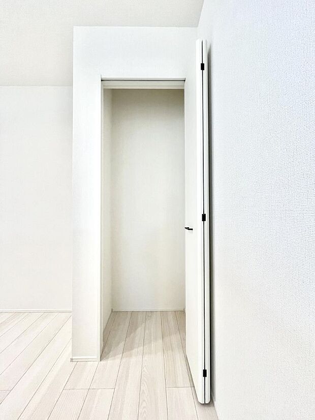 キッチン横収納！食材のストックはもちろん、日用品の収納など使い方はいろいろ！  