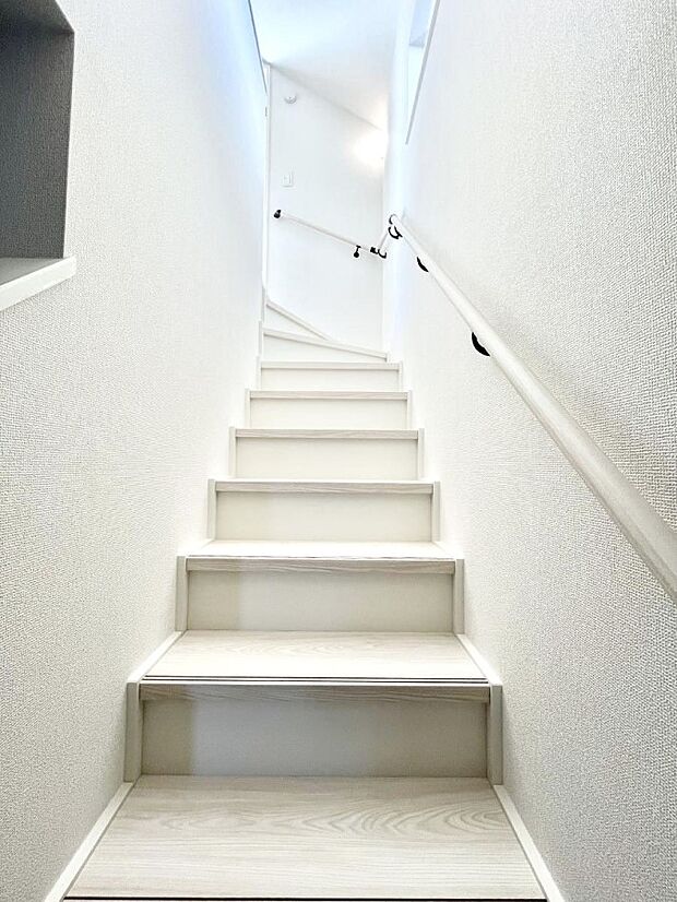 階段は手すり付きなので小さなお子さまやご高齢の方も安心です