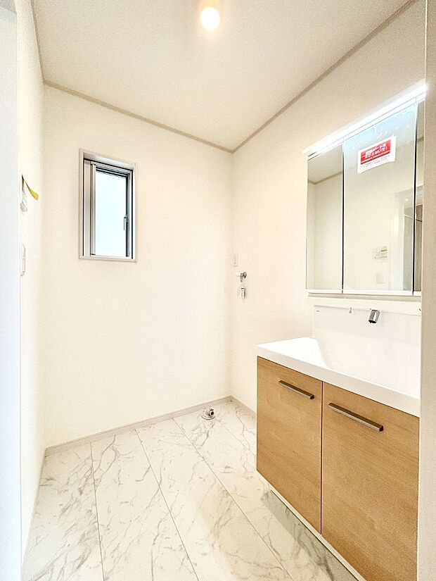 明るい洗面所は毎朝の身支度も楽しくできちゃいそうです。