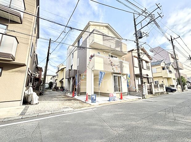 前面道路はきちんと整備されています  