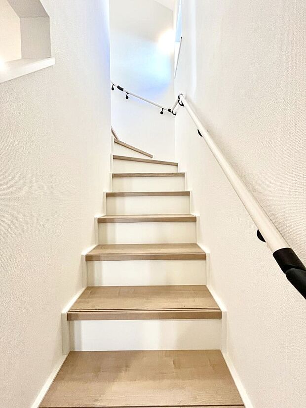 安全性を考慮し階段には手すりを設置しています