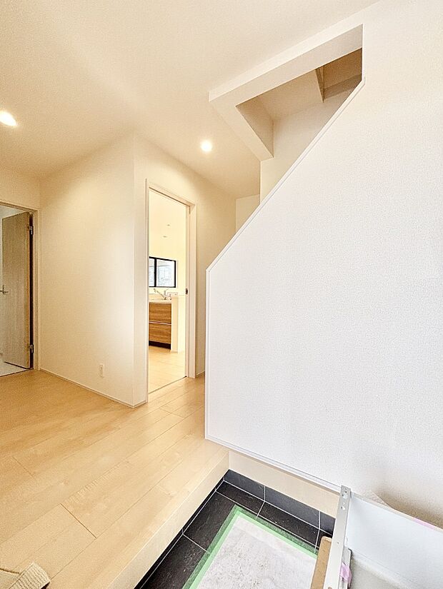 明るい玄関はお客様をお出迎えするのにぴったりです！ 