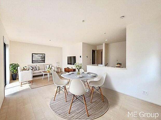 ご家族の賑やかな話し声で包まれる明るいリビング  ※家具はCGです