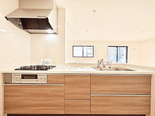 リビングを見渡せる人気のカウンターキッチン。 家族を見守りながら家事をすることができます。