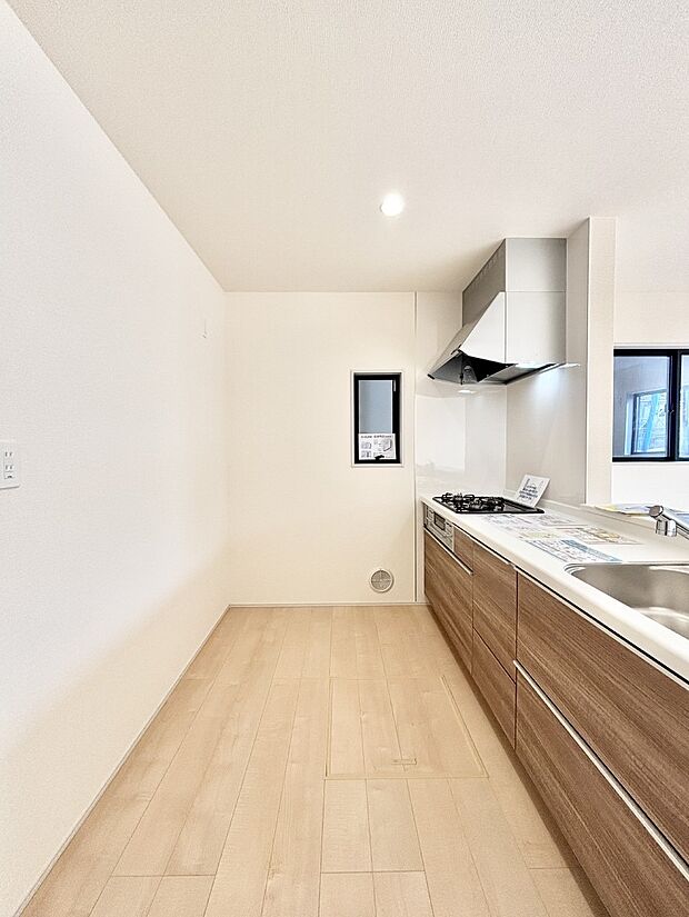 爽やかな風が通り抜けるキッチン。窓があるので明るく換気にも役立ちます。