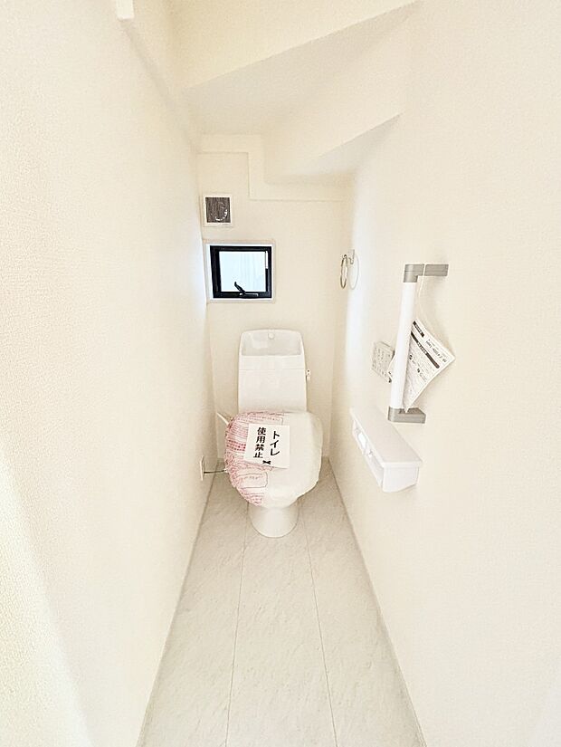 換気用小窓があり、明るく清潔な空間です。 